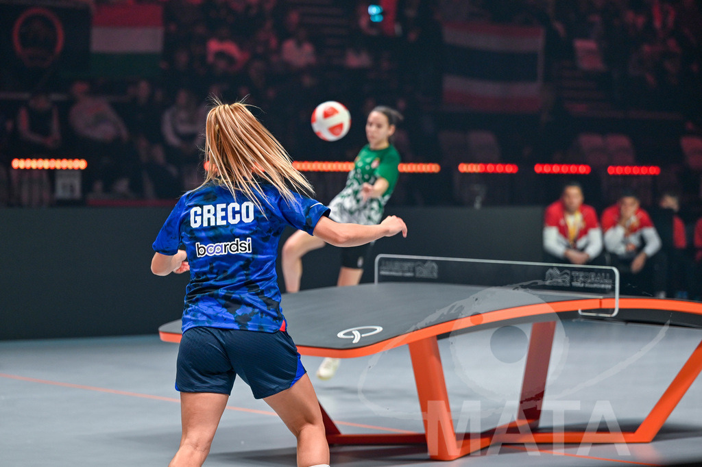 _DWI5687 | Anna Iszak vs Carolyn Greco beim Frauen- Single  Ungarn vs. USA bei der Teqball Weltmeisterschaft 2022 in der Kia Metropole Arena. Nürnberg, 27.11.2022 - Realisiert mit Pictrs.com