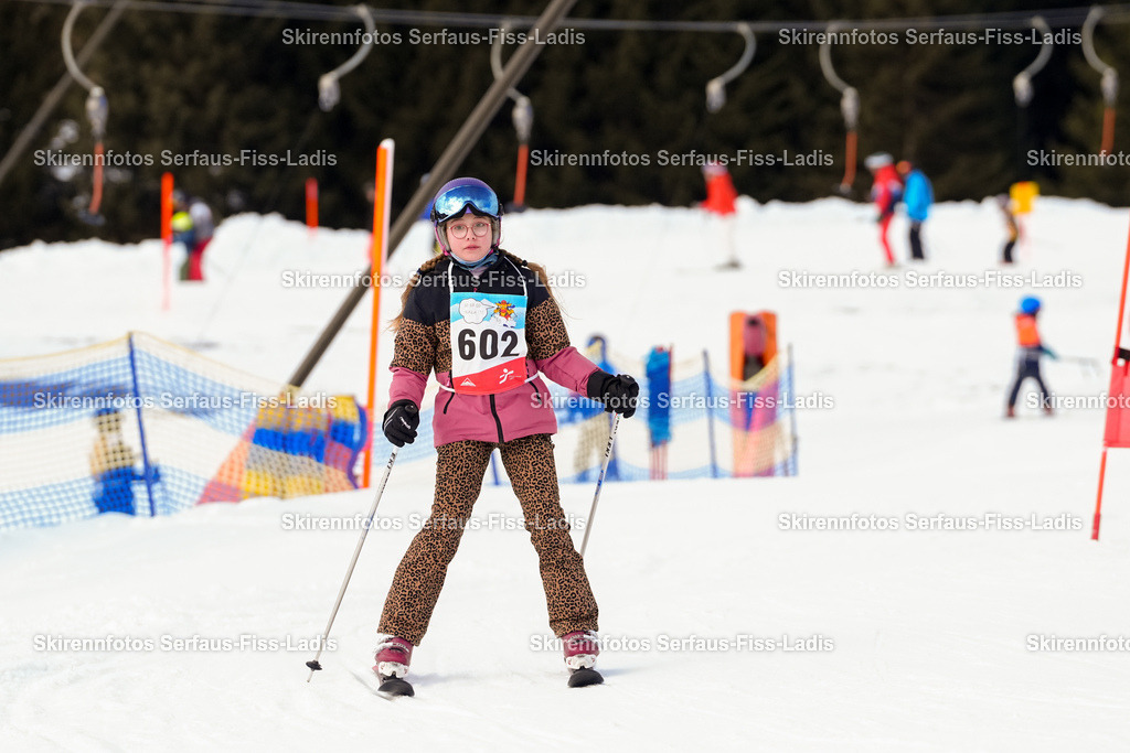 SRF_02.01.2026_1048 | Skirennfotos,Serfaus,Fiss,Ladis,Kinderskirennen,Winter,Tirol,Oberland,skirace,SFL,feelfree,weil wir's genießen,ski,Ski,skifahren,Sonnenplateau, - Realisiert mit Pictrs.com