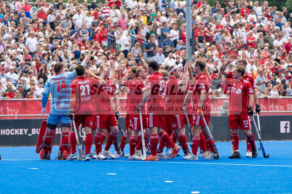 Final4_20250601-1336-HK108526 | Krefeld, Deutschland, 01.06.2025:  Feldhockey Final4 2025 – „Deutsche Feldhockey-Meisterschaften 2025“ Crefelder HTC - Rot-Weiss Köln (Finale Herren) im Gerd-Wellen-Hockeyanlage am 01.06.2025 in Krefeld, Deutschland. (Foto von Kramhöller/Fehrmann/Kaste)Krefeld, Germany, 01.06.2025: Feldhockey Final4 2025 – „Deutsche Feldhockey-Meisterschaften 2025“ Harvestehuder HTC - Düsseldorfer HC (Finale Damen) in Gerd-Wellen-Hockeyanlage at 01.06.2025 in Krefeld, Deutschland. (Foto from Kramhöller/Fehrmann/Kaste)