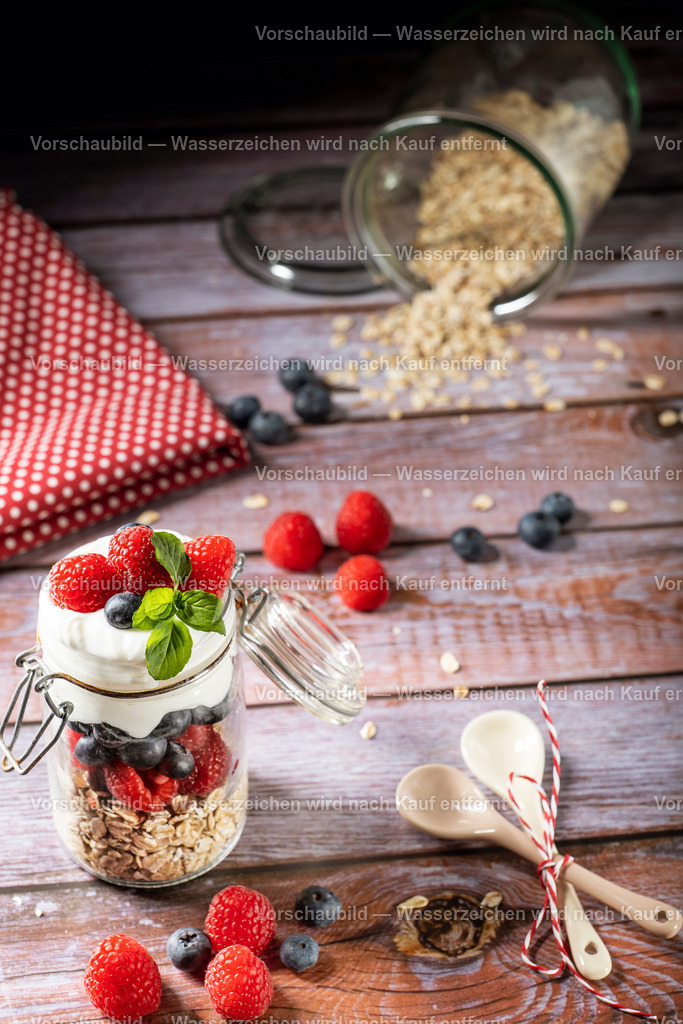 Müslie mit Joghurt, Blaubeeren und Himbeeren | Frühstücks Müslie mit Joghurt, Blaubeeren und Himbeeren - Realisiert mit Pictrs.com