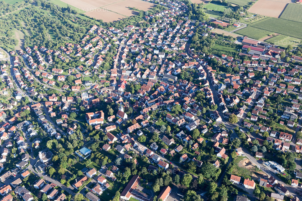 Luftbild: Ortsansicht der Straßen und Häuser der Wohngebiete in Erdmannhausen im Bundesland Baden-Württemberg in Deutschland. Foto: IMG_093559.jpg vom 22.08.2016 durch Werner Riehm/FLY-FOTO.de