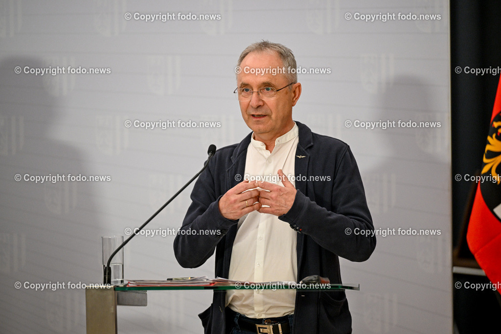 Pressekonferenz Land Ooe_ Gemeinsam geschafft - Maßnahmen zur Verbesserung fuer Mitarbeitende in den ooe. Spitaelern_ 10.04.2024-37 | 10.04.2024, Linz, AUT, Pressekonferenz Land Ooe, Gemeinsam geschafft - Maßnahmen zur Verbesserung fuer Mitarbeitende in den ooe. Spitaelern, im Bild Alfred Mayr (Vorsitzender des Oberoesterreichischen Gesundheitsholding GmbH 