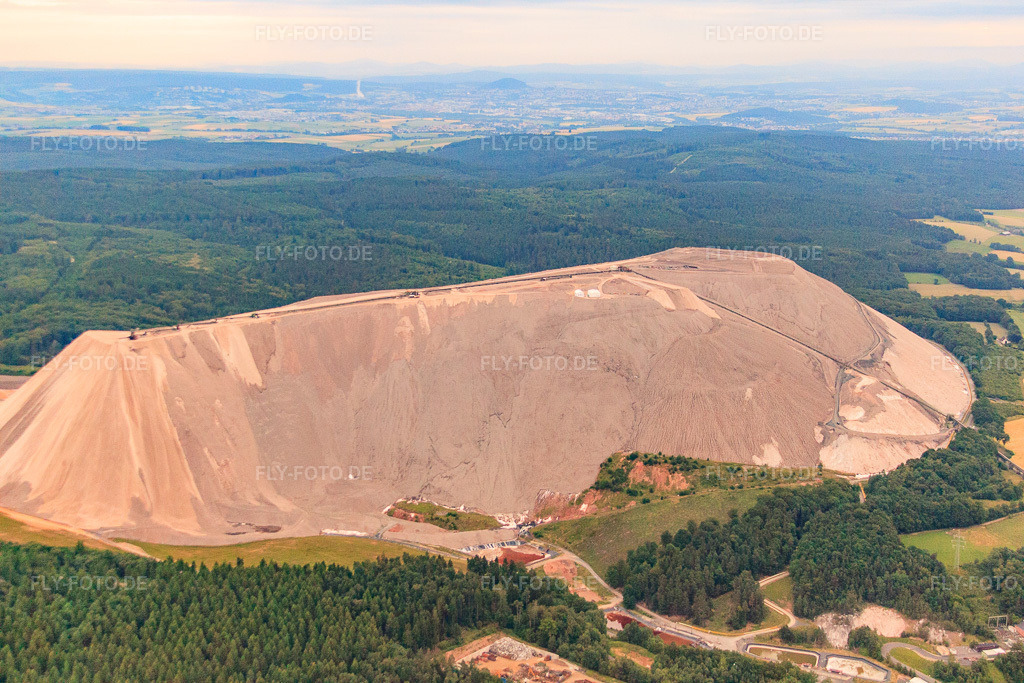 Luftbild: Monte Kali - Abraumhalde der K+S Minerals and Agriculture GmbH in Neuhof im Bundesland Hessen in Deutschland. – Foto: IMG_68351.jpg vom 21.06.2014 durch Werner Riehm/FLY-FOTO.de – Auflösung des Originals: 4752 x 3168 px – K+S Aktiengesellschaft | K+S Aktiengesellschaft