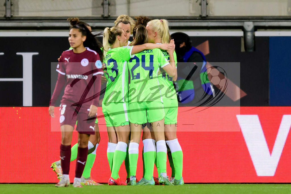 WOBSER20211013_035 | Fussball, Frauen: Tabea Wassmuth (VfL Wolfsburg) Torjubel, jubelt mit ihrer Mannschaft nach dem Treffer zum 4:0 beim Spiel der UEFA Women´s Champions League zwischen VfL Wolfsburg und Servette FC im AOK-Stadion am 13.10.2021 in Wolfsburg, Deutschland. - Realisiert mit Pictrs.com