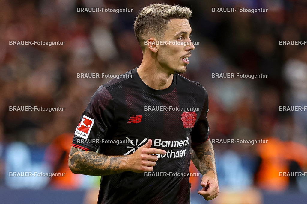 Bayer 04 Leverkusen vs Eintracht Frankfurt - Bundesliga  | Leverkusen, Deutschland, 12.09.25:   Alejandro Grimaldo (Bayer 04 Leverkusen) schaut waehrend des Spiels der Bundesliga zwischen  Bayer 04 Leverkusen vs Eintracht Frankfurt in der BayArena(Foto von Brauer-Fotoagentur / Adrian Schlueter)