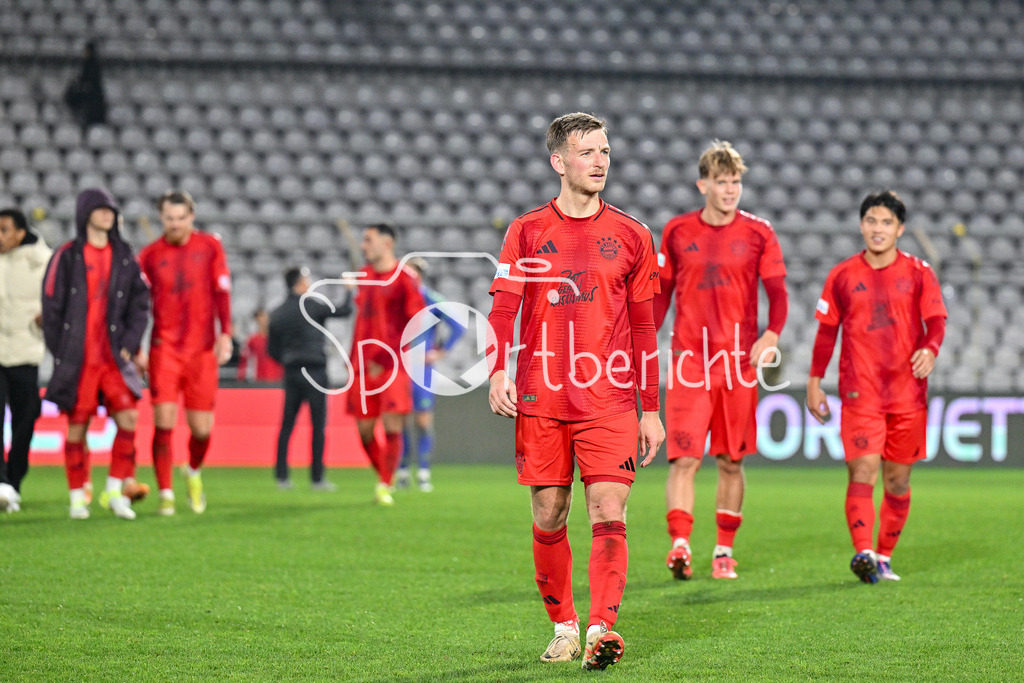 FC Bayern Amateure - TSV Schwaben Augsburg | im Bild Timo KERN (FC Bayern München II #12) nach dem Heimsieg gegen Schwaben Augsburg / Regionalliga Bayern: FC Bayern Muenchen II - TSV Schwaben Augsburg, Gruenwalder Stadion am am 25.10.2024