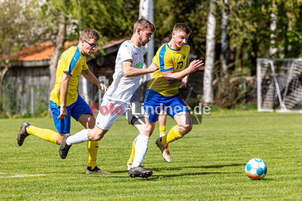 SC Böbing vs SG SV Eberfing/SV Söchering | Abstiegs Qualifikationsrunde A-Klasse Gruppe P, SC Böbing vs SG SV Eberfing/SV Söchering, 20240414,
Laufduell,
2024-04-14 in Böbing (Sportplatz Böbing)
6 Josef LUIDL (SVES 6), 3 Simon KEES (SCB 3), 9 Dominik SCHUSTER (SCB 9)
Copyright: WolfgangxLindner foto-lindner.de