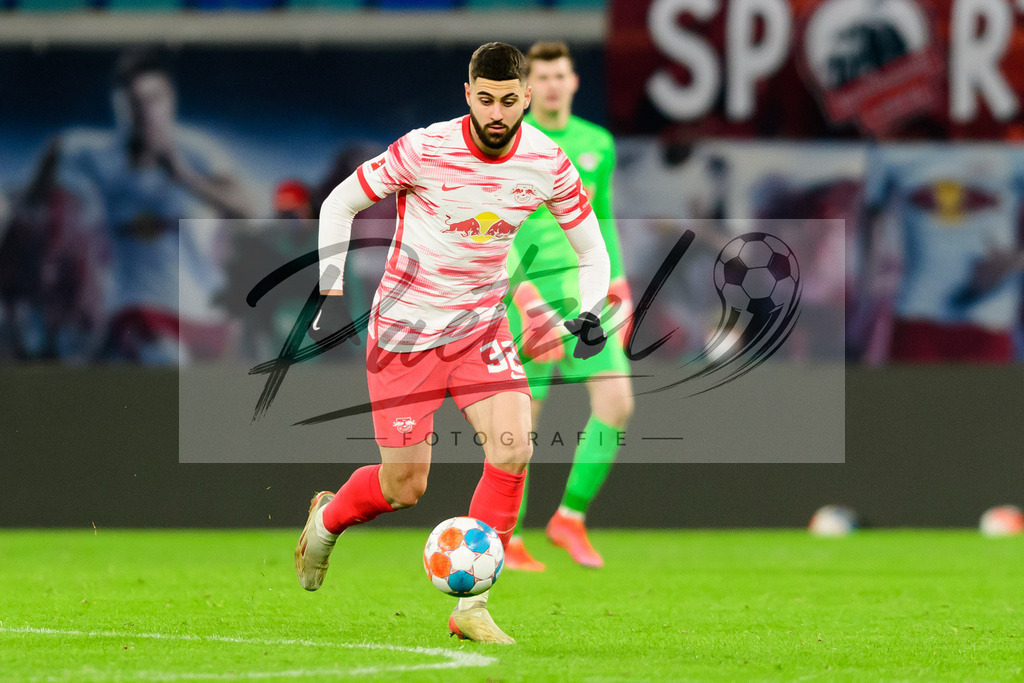 RBLLEV20211128_154 | Fussball, Herren: Josko Gvardiol (RB Leipzig) in Aktion, am Ball, Einzelaktion bei dem Spiel der 1. Bundesliga zwischen RB Leipzig und Bayer 04 Leverkusen in der Red Bull Arena am 28.11.2021 in Leipzig, Deutschland.DFB / DFL REGULATIONS PROHIBIT ANY USE OF PHOTOGRAPHS AS IMAGE SEQUENCES AND/OR QUASI-VIDEO. - Realisiert mit Pictrs.com