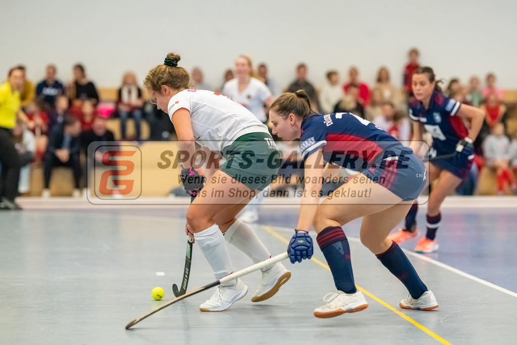 HK_20230107_102207 | 1. Bundesliga ( Halle ) Damen Düsseldorfer HC -  Crefelder HTC am 7.1.2023 Düsseldorfer HC, Düsseldorf , Elisa Gräve ( Düsseldorfer HC #26 ) , Schneider Johanna ( Crefelder HTC #14 )