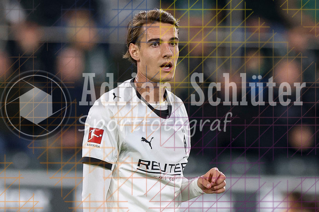 Borussia Mönchengladbach vs SC Freiburg - Bundesliga  | Mönchengladbach, Deutschland, 05.10.25:   Florian Neuhaus (Borussia Mönchengladbach) schaut waehrend des Spiels der Bundesliga zwischen Borussia Mönchengladbach vs SC Freiburg im Stadion im Borussia Park(Foto von Brauer-Fotoagentur / Adrian Schlueter)