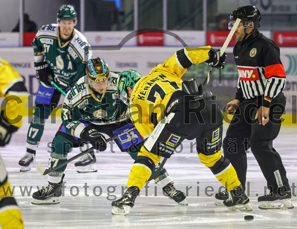 2025-12-19_018_TSV_Erding_gegen_Toelzer_Loewen | Erding, Deutschland, 19.12.2025:Eishockey, Oberliga Süd 2025 / 2026, 27. Spieltag, TSV Erding gegen Tölzer Löwen, Endergebnis: 2:5Thomas Matheson (Erding Gladiators, #37), Michael Keränen (Tölzer Löwen, #71)Foto: Christian Riedel / fotografie-riedel.net