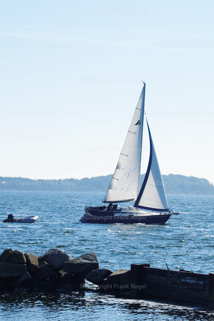 Segelboot im Greifswalder Bodden | Im Hintergrund des Segelbootes ist die kleine Insel Vilm zu sehen. - Realisiert mit Pictrs.com