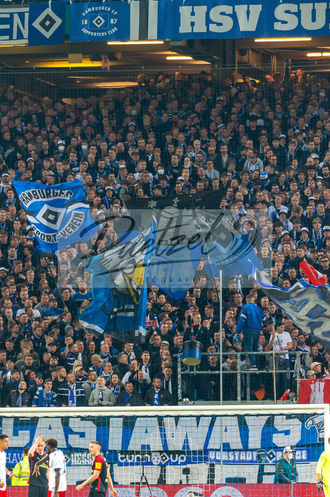 HSVSCF20220419_408 | Fussball, Herren: . Fans von Hamburger SV beim DFB-Pokal-Halbfinalspiel zwischen Hamburger SV und SC Freiburg im Volksparkstadion am 19.04.2022 in Hamburg, Deutschland.DFB / DFL REGULATIONS PROHIBIT ANY USE OF PHOTOGRAPHS AS IMAGE SEQUENCES AND/OR QUASI-VIDEO. - Realisiert mit Pictrs.com