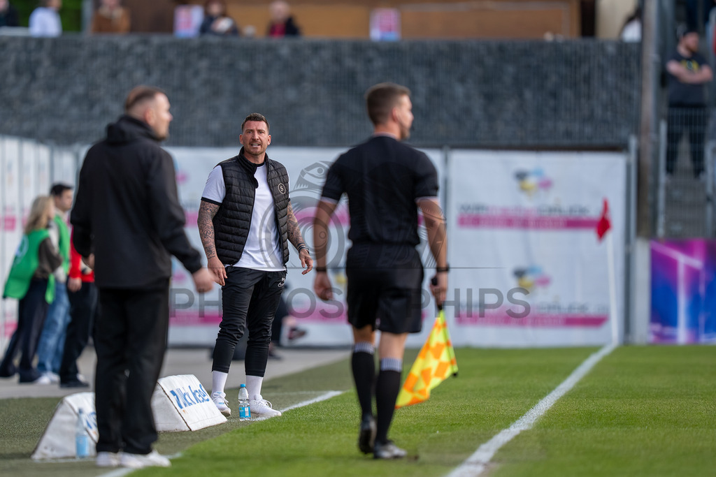 SG Sonnenhof Großaspach vs. SGV Freiberg, Fussball, Regionalliga Suedwest, 30. Spieltag, 22.04.2026 | Pascal Reinhardt (Trainer SG Sonnenhof Großaspach) liefert sich ein Wortgefecht mit Kushtrim Lushtaku (Trainer SGV Freiberg),SG Sonnenhof Großaspach vs. SGV Freiberg, Fussball, Regionalliga Suedwest, 30. Spieltag, 22.04.2026