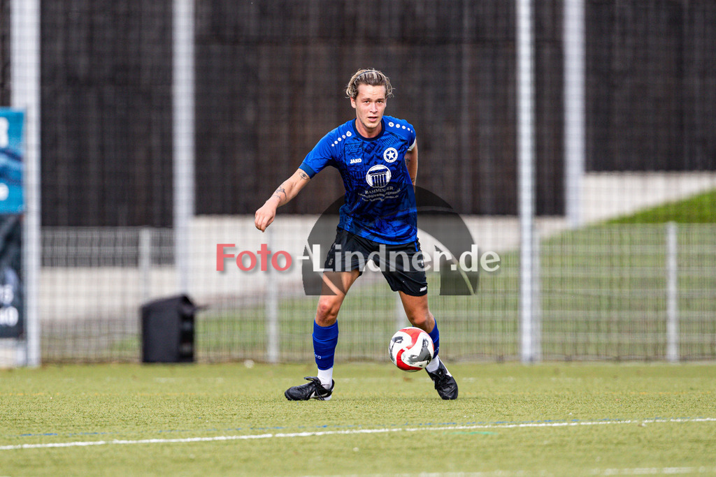 1. FC Penzberg gegen FC Wacker München | Bezirksliga Oberbayern Süd 3, 1. FC Penzberg gegen FC Wacker München, 20241012,Benno DEEKEN (FC Wacker München 5) in Aktion, Freisteller,2024-10-12 in Penzberg (Stadion an der Karl-Wald-Straße), Benno DEEKEN (FC Wacker München 5)Copyright: WolfgangxLindner www.foto-lindner.de