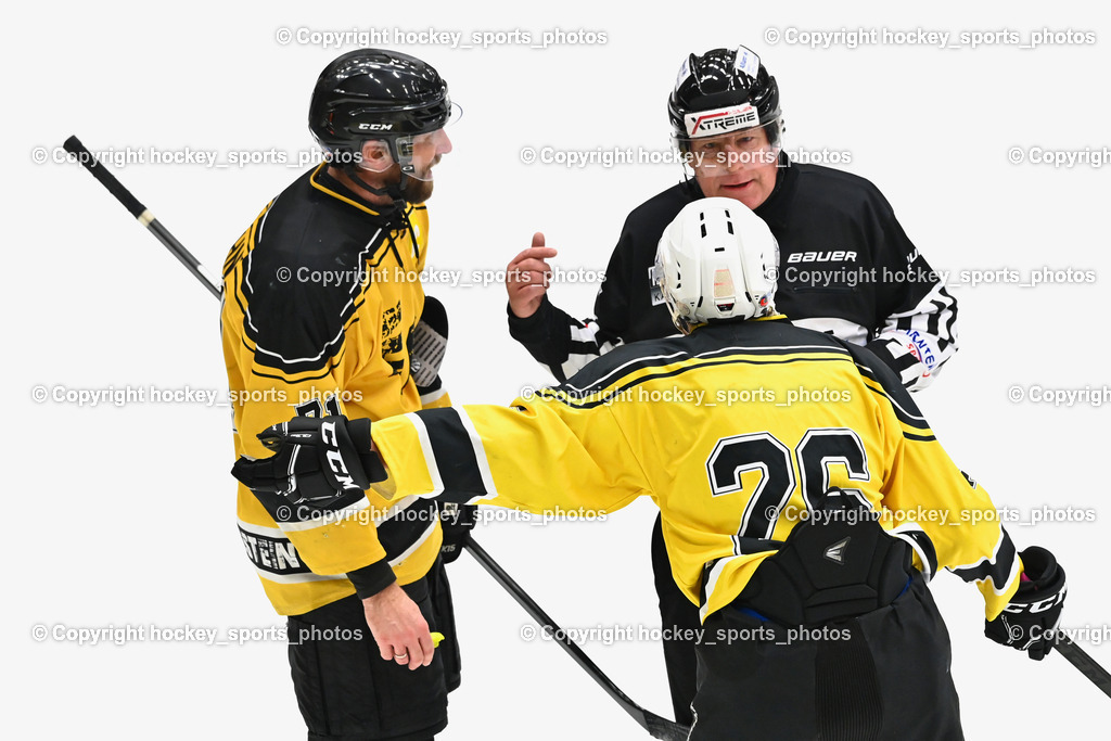 EC Kellerberg vs. EC Arnoldstein | #71 Bachlechner Markus EC Arnoldstein, #26 De Pasqualin Lucas EC Arnoldstein, Pieber Manuel Referee, EC Kellerberg vs. EC Arnoldstein, EC Kellerberg vs. EC Arnoldstein am 03.02.2025 in Villach (Stadthalle Villach), Austria, (Photo by Bernd Stefan)