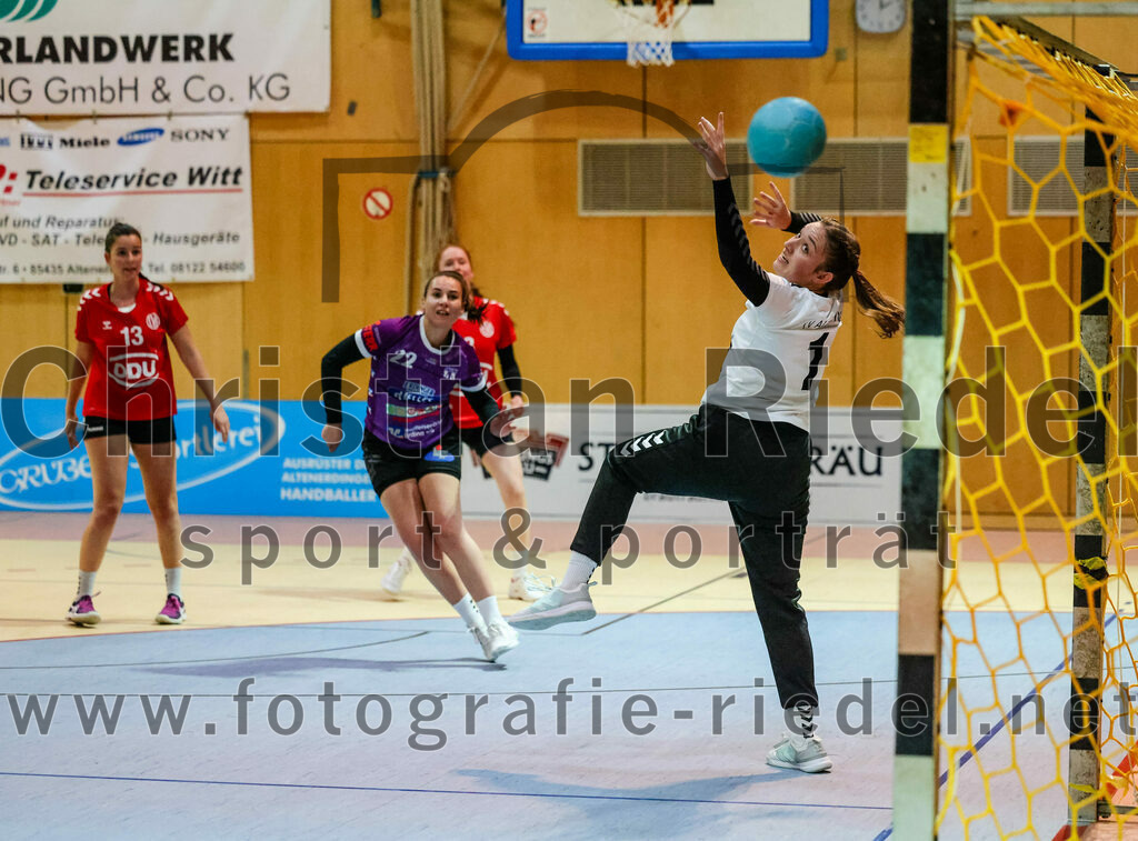 2023-11-04_046_SpVgg_Altenerding_gegen_TV_Altoetting | Erding, Deutschland, 04.11.2023:
Handball, Bezirksoberliga Frauen Altbayern 2023 / 2024, 6. Spieltag, SpVgg Altenerding gegen TV Altötting, Endergebnis: 28:26

Johanna Taubmann (SpVgg Altenerding, #22), Anna-Maria Niedermaier (TV Altötting, #3), Torfrau Verena Maier (TV Altötting, #1)

Foto: Christian Riedel / fotografie-riedel.net