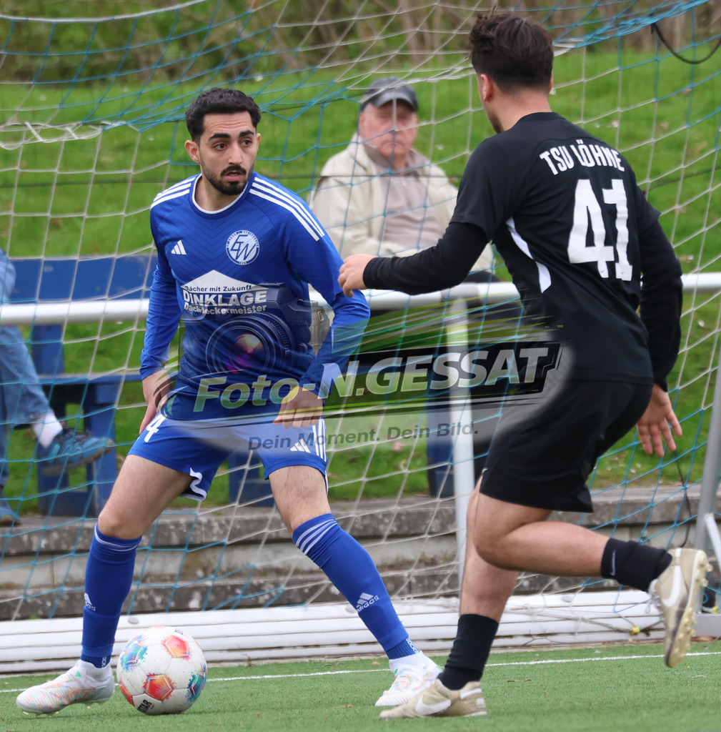 SV Enger-Westerenger - TSV Löhne | Auf dem Bild zu sehen: blau SV Enger-Westerenger: Ali Alali ; schwarz TSV Löhne: Yusuf Yagiz SV Enger-Westerenger, TSV Löhne, Saison 25/26, Kreisliga A, Enger, Deutschland - Realisiert mit Pictrs.com
