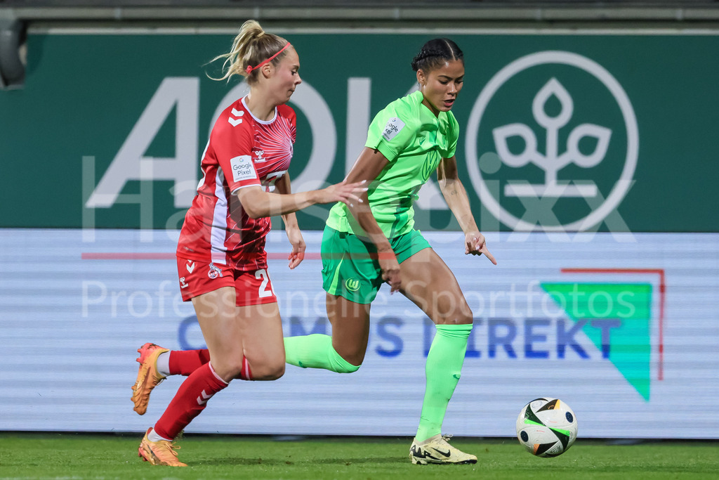 Fussball, Google Pixel Frauen-Bundesliga, VfL Wolfsburg - 1. FC Köln | v.li.: Janina Hechler (1. FC Köln, 28) und Sveindis Jonsdottir (VfL Wolfsburg, 23) im Zweikampf, Duell, Dynamik, Aktion, Action, Spielszene, DIE DFB-RICHTLINIEN UNTERSAGEN JEGLICHE NUTZUNG VON FOTOS ALS SEQUENZBILDER UND/ODER VIDEOÄHNLICHE FOTOSTRECKEN. DFB REGULATIONS PROHIBIT ANY USE OF PHOTOGRAPHS AS IMAGE SEQUENCES AND/OR QUASI-VIDEO.