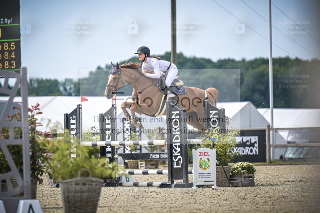 DOS_7470 | Entdecke hochwertige Reitturnierfotos von Foto Oger. Professionell, emotional und authentisch – jetzt Lieblingsmomente im Shop bestellen. - Realisiert mit Pictrs.com
