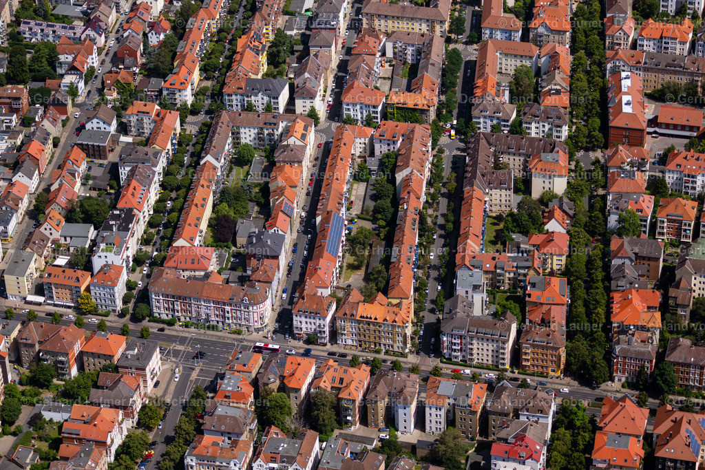 4035618 | BRAUNSCHWEIG 31.07.2020 Wohngebiet der Mehrfamilienhaussiedlung entlang des Hagenring an der Allerstraße in Braunschweig im Bundesland Niedersachsen, Deutschland. // Residential area of the multi-family house settlement along the Hagenring in Brunswick in the state Lower Saxony, Germany. Foto: Gerhard Launer