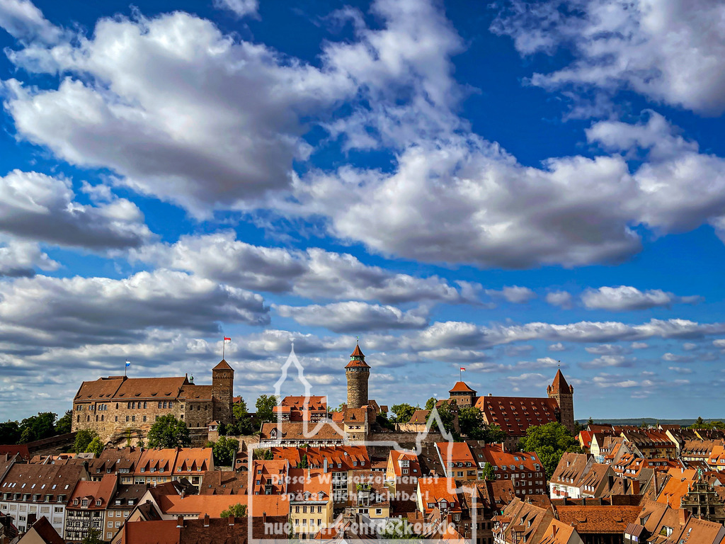 Nürnberger Skyline  | Panorama-Aufnahme von der Nürnberger Altstadt und der bekannten Skyline der kompletten Kaiserburg Nürnberg im Hintergrund. Umgeben von einen wunderschönen sommerlichen Wolkenhimmel - Realisiert mit Pictrs.com