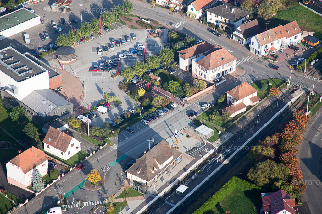 Luftbild: Ortsansicht in Soultz-sous-Forêts im Bundesland Bas-Rhin in Frankreich. Foto: IMG_075581.jpg vom 01.11.2014 durch Werner Riehm/FLY-FOTO.de