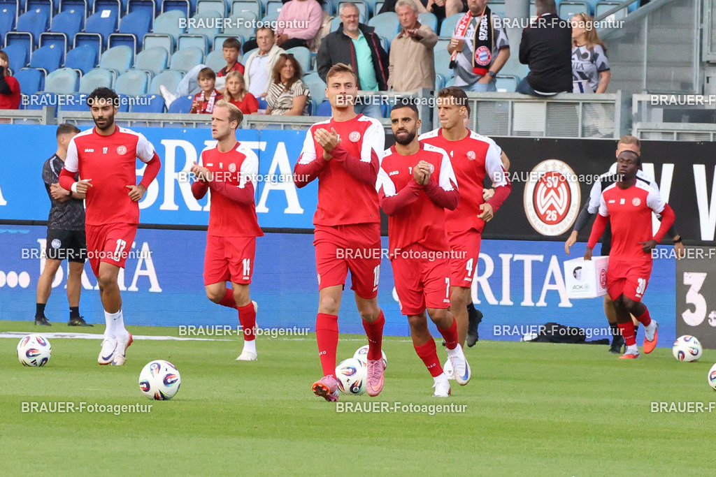 SV Wehen Wiesbaden - Rot-Weiss Essen | Wiesbaden, Deutschland, 22.08.2025Mannschaft (Rot-Weiss Essen) begrüßt die Fans während des drittliga Spiels zwischen SV Wehen Wiesbaden und Rot-Weiss Essen am 22.08.2025 in der BRITA-Arena in Wiesbaden. (Foto von Timo Bluhmki-Schmidt/Brauer Fotoagentur