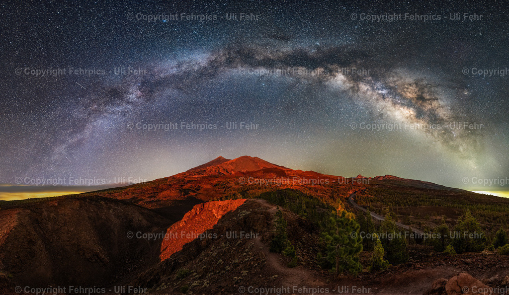 Milchstraße & Vulkan | Der Teide (links) mit dem Pico Viejo eindruckssvoll illuminiert vom gerade untergehenden Mond. Panorama aus Einzelaufnahmen (kein Stacking, KI etc. - das sah wirklich so aus :-)) aufgenommen von der Montaña Samara Ende März 2024. - Realisiert mit Pictrs.com