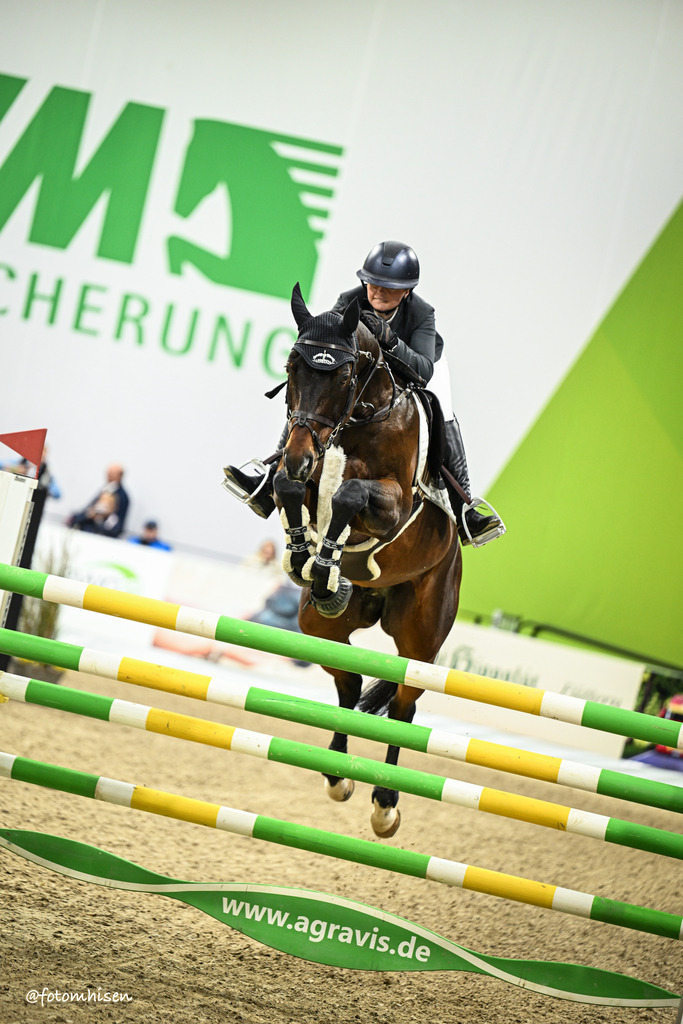 011125-15-148 | Foto Mhisen Pferdefotografie#, Reitturnier Frankfurt#  #Dressur und Springen
#Profi Pferdefotograf Reitturnier Fotograf 
#Sport Horses Photographer 
#equestrain photographer - Realisiert mit Pictrs.com