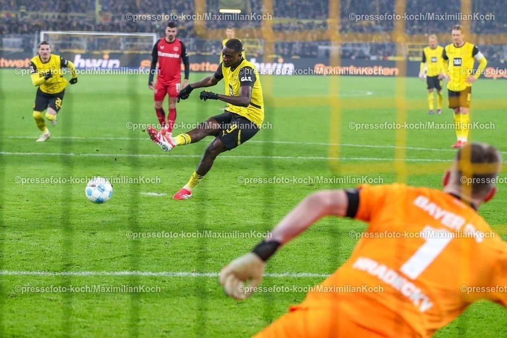 BVB10012501120 | 10.01.2025, Fußball, Borussia Dortmund - Bayer 04 Leverkusen, 1. Fußball Bundesliga, 16. Spieltag, Signal Iduna Park, Saison 2024 2025: Serhou Guirassy (BVB #9) verwandelt den Elfmeter und Trifft zum 2:3 Tor TorschussDFB regulations prohibit any use of photographs as image sequences and or quasi-video.