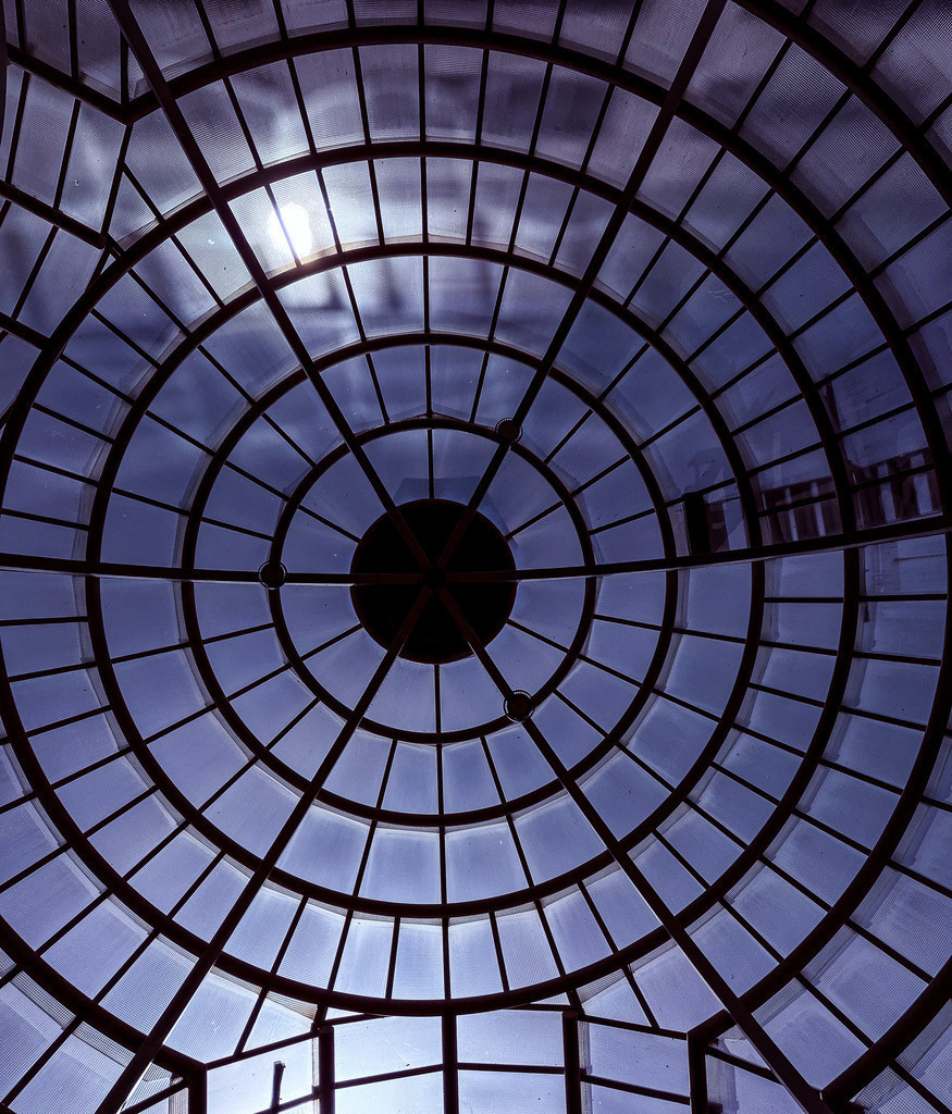Urban Vortex – Symmetrische Glaskuppel in Basel | Erleben Sie die faszinierende Symbiose aus moderner Linienführung und zeitloser Geometrie. Diese meisterhafte Architekturfotografie fängt die zentralsymmetrische Glaskuppel am SBB in Basel in einer spektakulären Perspektive ein. Das netzartige, hypnotische Muster der Metallstreben bricht das einfallende Tageslicht und erzeugt eine beeindruckende visuelle Tiefe. Ein radikal minimalistisches Kunstwerk, das die Präzision urbaner Konstruktionen feiert. Perfekt geeignet als stilvoller, großformatiger Eyecatcher für moderne Wohnzimmer, designorientierte Lofts, Architekturbüros oder repräsentative Eingangsbereiche.Material-Empfehlung: Für dieses Motiv empfehle ich dringend den Druck auf hochglanz-versiegeltem Acrylglas. Die glänzende Oberfläche verstärkt die optische Tiefe des Musters massiv und lässt die Glaselemente täuschend echt und brillant im Raum wirken.Call-to-Action: Veredeln Sie Ihre Wände mit diesem architektonischen Meisterwerk – Wählen Sie jetzt Ihre Wunschgröße und bestellen Sie dieses exklusive Premium-Wandbild[Archiv-Nr. #1040] - Realisiert mit Pictrs.com