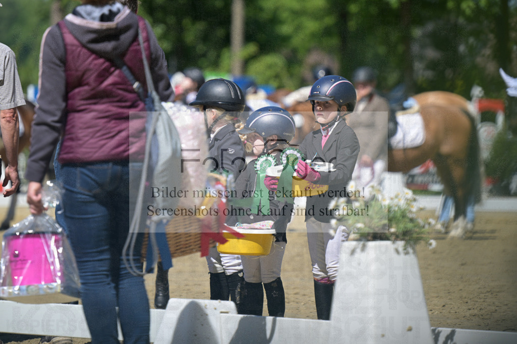 DOS_8986 | Entdecke hochwertige Reitturnierfotos von Foto Oger. Professionell, emotional und authentisch – jetzt Lieblingsmomente im Shop bestellen. - Realisiert mit Pictrs.com
