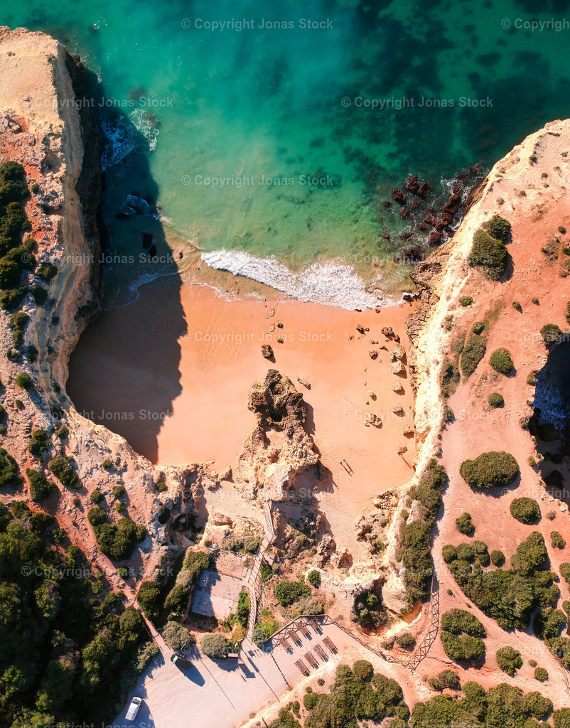 Algarve from Above | Aerialview of a Pocketbeach in the Algarve, Portugal.  - Realisiert mit Pictrs.com
