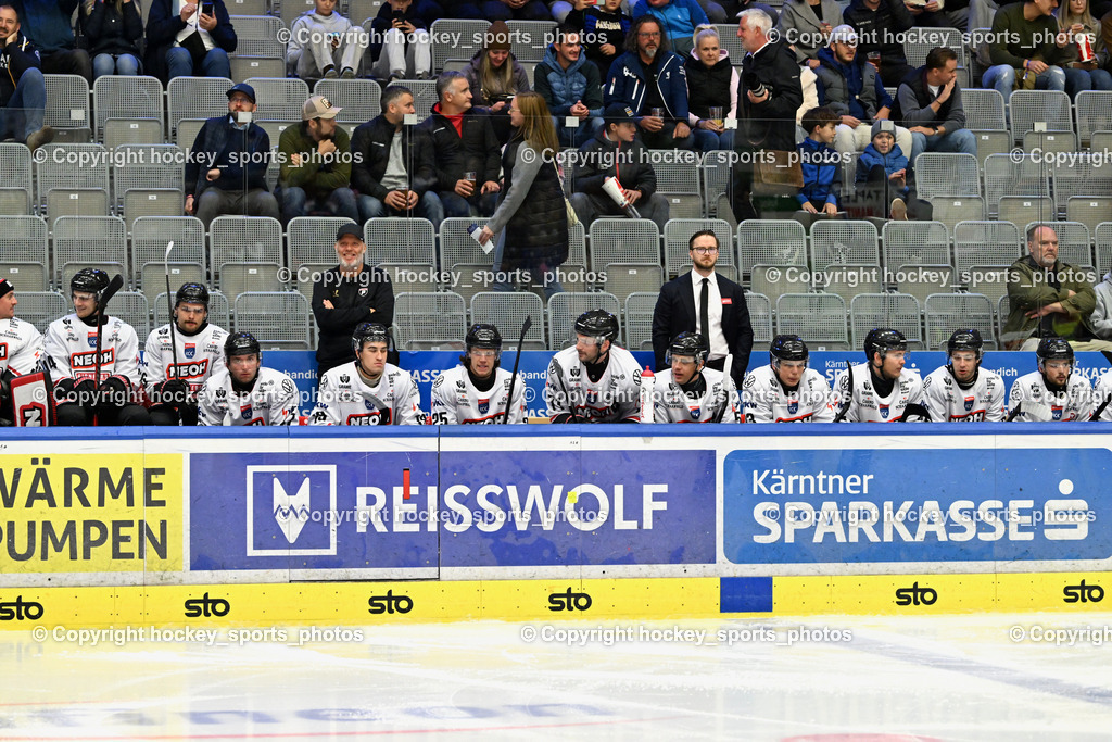 EC IDM Wärmepumpen VSV vs. Pioneers Vorarlberg | Spielerbank Pioneers Vorarlberg, Headcoach Pioneers Vorarlberg JOHANNES NYGARD, EC IDM Wärmepumpen VSV vs. Pioneers Vorarlberg, EC IDM WÄRMEPUMPEN VSV vs. Pioneers Vorarlberg am 03.10.2025 in Villach (Stadthalle Villach), Austria, (Photo by Bernd Stefan)