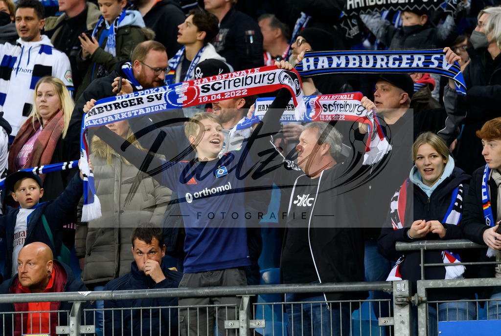 HSVSCF20220419_426 | Fussball, Herren: . Fans von Hamburger SV beim DFB-Pokal-Halbfinalspiel zwischen Hamburger SV und SC Freiburg im Volksparkstadion am 19.04.2022 in Hamburg, Deutschland.DFB / DFL REGULATIONS PROHIBIT ANY USE OF PHOTOGRAPHS AS IMAGE SEQUENCES AND/OR QUASI-VIDEO. - Realisiert mit Pictrs.com