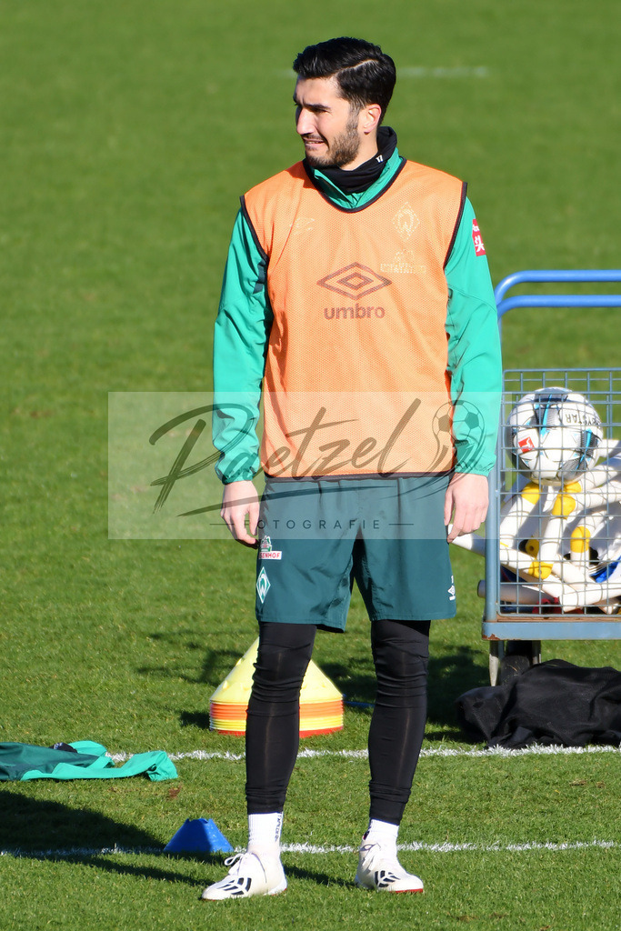 20200205_TRASVW_0047 | Fußball, Herren: Nuri Sahin (SV Werder Bremen) schaut waehrend der Trainingseinheit des SV Werder Bremen im Wohninvest Weserstadion am 05.02.2020 in Bremen, Deutschland. - Realisiert mit Pictrs.com