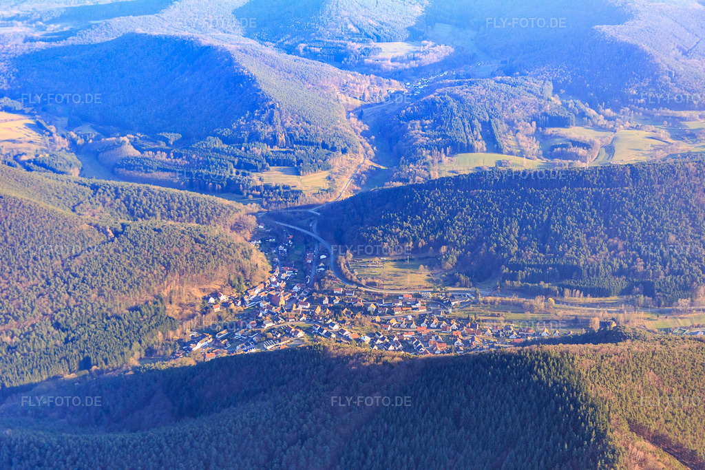 Luftbild: Dorf im Pfälzerwald aus Norden in Lug im Bundesland Rheinland-Pfalz in Deutschland. Foto: IMG_086799.jpg vom 26.03.2016 durch Werner Riehm/FLY-FOTO.de