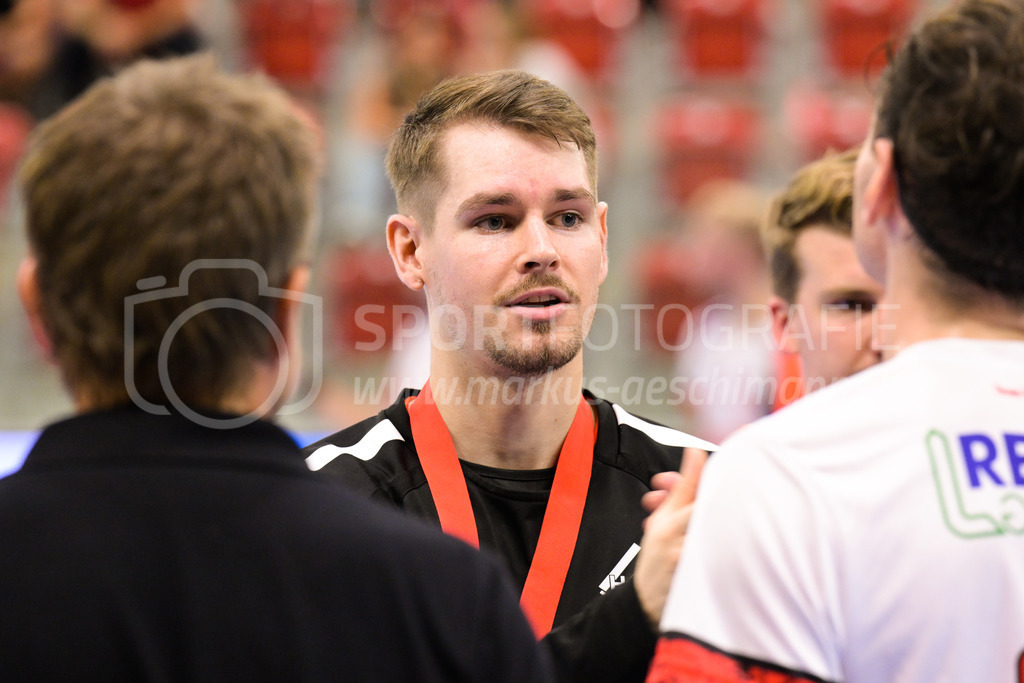 HC Rychenberg vs. Floorball Köniz - 28. August 2022 | HC Rychenberg vs. Floorball Köniz
AXA Arena, Winterthur
Claudio Mutter (#13 HC Rychenberg) gratuliert den Supercup-Gewinnern.
Bild: Sportfotografie Markus Aeschimann | www.markus-aeschimann.ch - Realisiert mit Pictrs.com