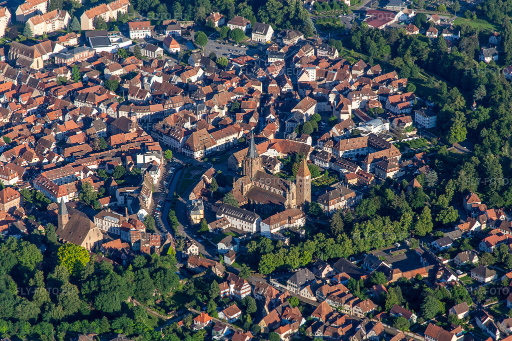 Vue aérienne: Abbatiale Saint Pierre et Paul à Wissembourg dans le département Bas Rhin, France. Photo: IMG_142324.jpg prise le 08/07/2024 par Werner Riehm/FLY-FOTO.euRésolution de l'original: 5202 x 3468 pxParoisse de Wissembourg