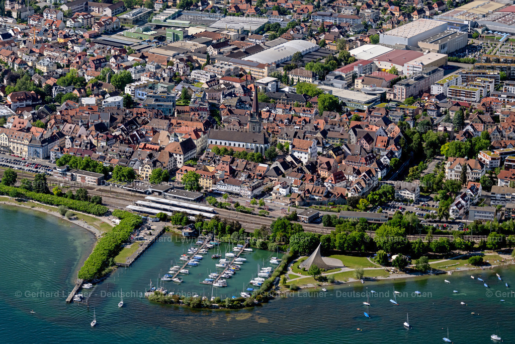 4032337 | RADOLFZELL AM BODENSEE 12.06.2020  Altstadt, Gleisverlauf und Bahnhofsgebäude in Radolfzell am Bodensee im Bundesland Baden-Württemberg, Deutschland. // Train station railway building in Radolfzell am Bodensee in the state Baden-Wuerttemberg, Germany. Foto: Gerhard Launer