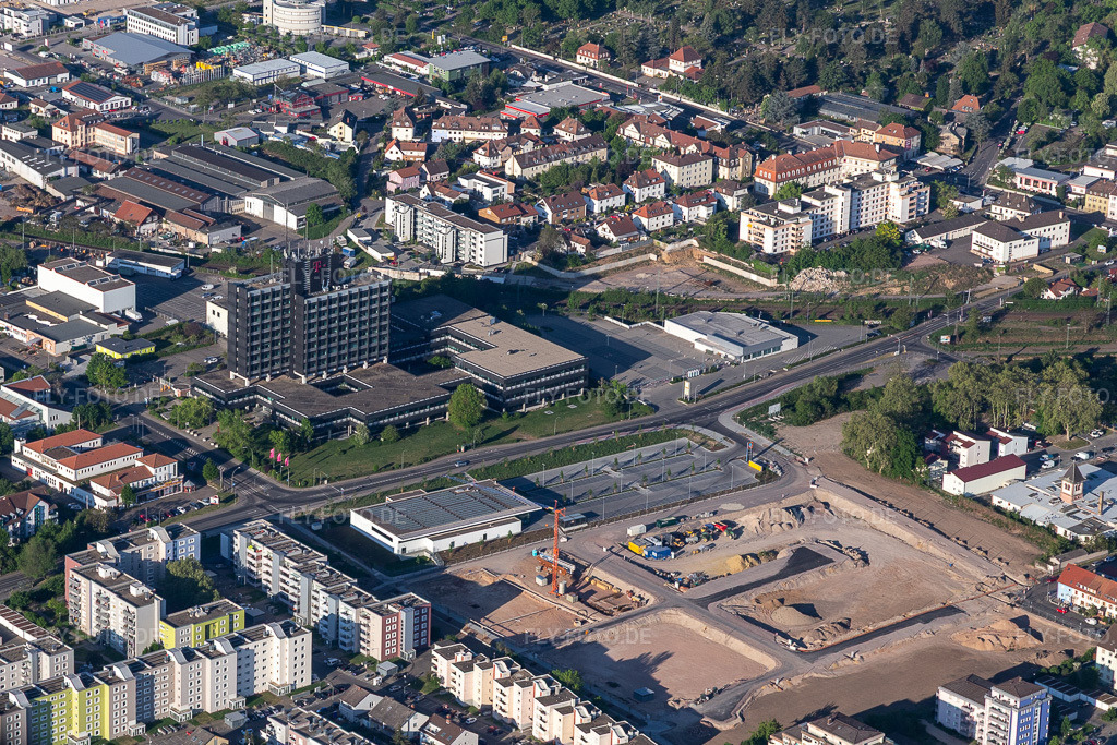 Luftbild: Baustelle vor Deutsche Telekom in Neustadt an der Weinstraße im Bundesland Rheinland-Pfalz in Deutschland. Foto: IMG_120610.jpg vom 26.04.2020 durch Werner Riehm/FLY-FOTO.de
