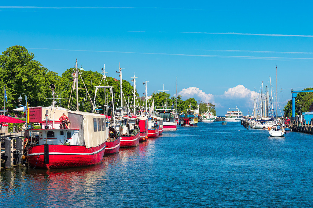 Blick auf den Alten Strom mit Fischkutter in Warnemünde | Blick auf den Alten Strom mit Fischkutter in Warnemünde.