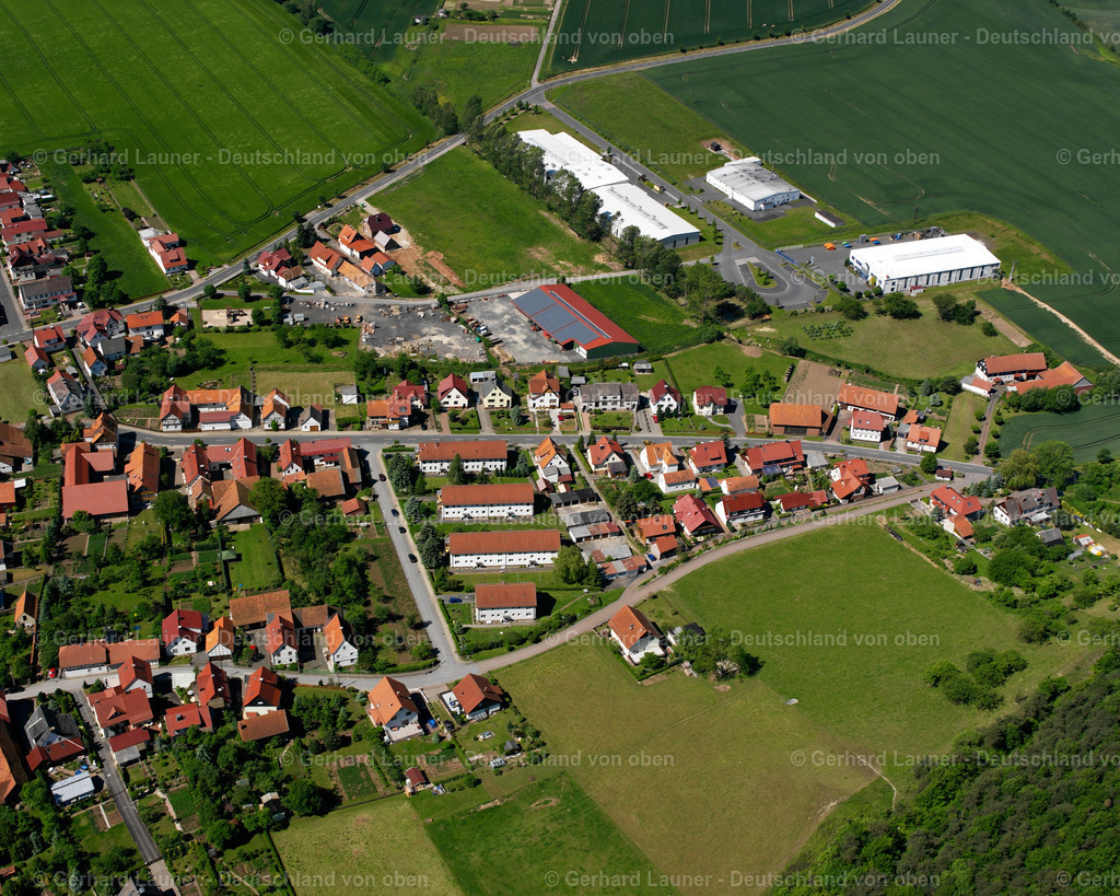 2634075 | GERBERSHAUSEN 09.06.2006 Landwirtschaftliche Nutzflächen und Feldgrenzen  umsäumen das Siedlungsgebiet des Dorfes in Gerbershausen im Bundesland Thüringen, Deutschland // Agricultural land and field boundaries surround the settlement area of the village  in Gerbershausen in the state Thuringia, Germany Foto: Gerhard Launer