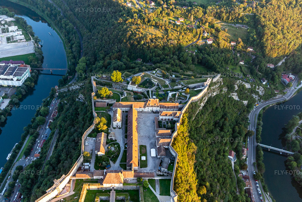 Vue aérienne: Ensemble musée et bâtiment d'exposition Espace Vauban, Musée de la Résistance et de la Déportation et Zoo de Besançon sur la citadelle à le quartier Citadelle in Besançon dans le département Doubs, France. Photo: IMG_129674.jpg prise le 23/09/2021 par Werner Riehm/FLY-FOTO.eu – Résolution de l'original: 4618 x 3079 px