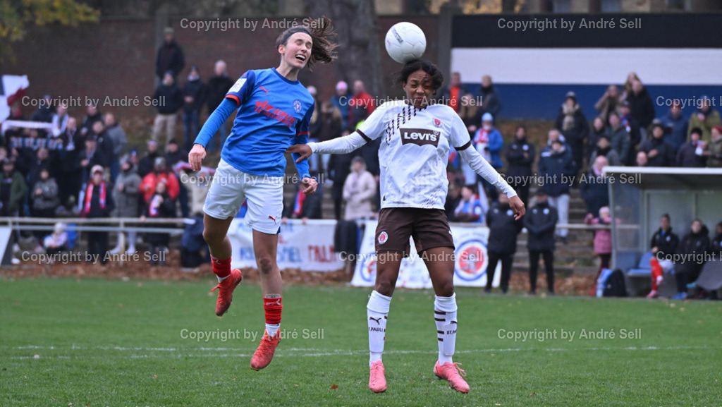 Holstein Kiel vs St. Pauli | Paula Harder (Holstein #11) / Midou Loubongo (St. Pauli #2) - Fußball-Regionalliga Nord Frauen 2024/2025 / Holstein Kiel vs St. Pauli / Waldwiese / Kiel / 10.11.24 - Realisiert mit Pictrs.com