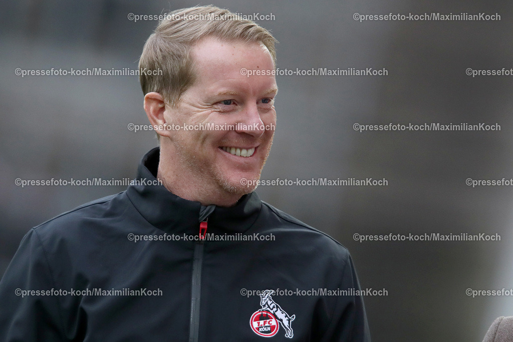 RWE06012401001 | 06.01.2024, Essen, Fußball, Herren, Stadion an der Hafenstraße, Testspiel, Rot-Weiss Essen – 1. FC Köln:  Cheftrainer Timo Schultz (1.FC Köln) hat gute Laune. 
DFB regulations prohibit any use of photographs as image sequences and or quasi-video.