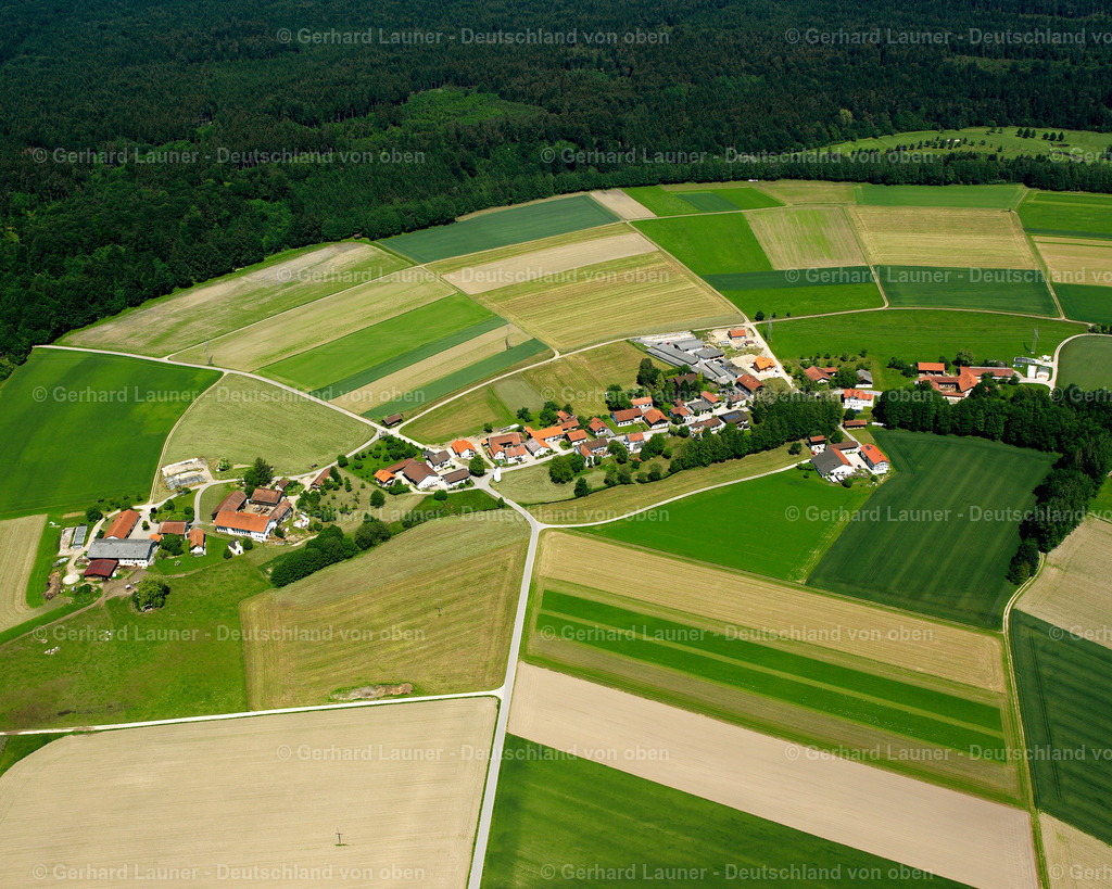 2600368 | KEMERTING 09.06.2006 Landwirtschaftliche Nutzflächen und Feldgrenzen  umsäumen das Siedlungsgebiet des Dorfes in Kemerting im Bundesland Bayern, Deutschland // Agricultural land and field boundaries surround the settlement area of the village  in Kemerting in the state Bavaria, Germany Foto: Gerhard Launer