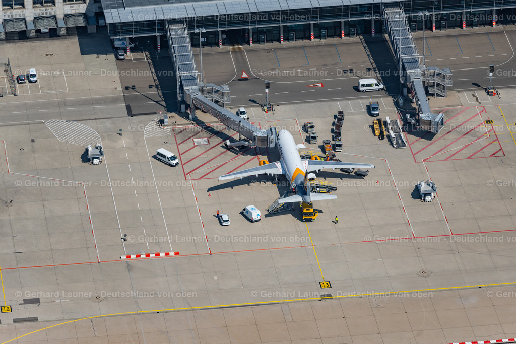 4047084 | STUTTGART 11.08.2021 Passagierflugzeug A320 der Condor Flugdienst GmbH auf der Parkposition - Abstellfläche auf dem Flughafen in Stuttgart im Bundesland Baden-Württemberg, Deutschland. Weiterführende Informationen bei: Condor Flugdienst GmbH,  Flughafen Stuttgart GmbH. // Passenger airplane A320 of Condor Flugdienst GmbH in parking position - parking area at the airport in Stuttgart in the state Baden-Wuerttemberg, Germany. Further information at: Condor Flugdienst GmbH,  Flughafen Stuttgart GmbH. Foto: Gerhard Launer