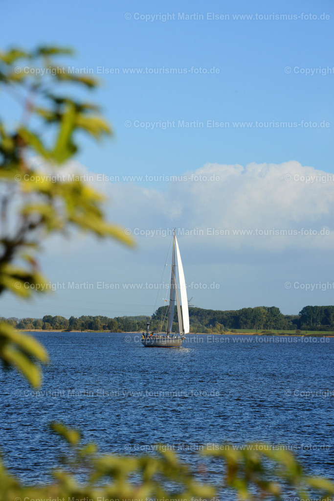 Krautsand_ELS_6469a (2) | Kehdingen - Aufnahmedatum: 09.10.2012, Aufnahmehöhe:  m, Koordinaten:  - , Bildgröße: 4912 x  7360 Pixel - Copyright 2012 by Martin Elsen, Kontakt: Tel.: +49 157 74581206, E-Mail: info@schoenes-foto.deSchlagwörter: Elbe, Krautsand,Drochtersen,Deich,Leuchtturm,Tidenkieker, - Realisiert mit Pictrs.com